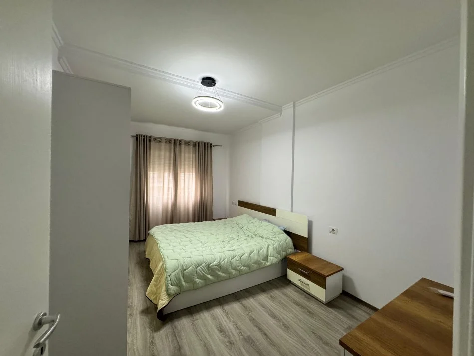 Tirane, jepet me qera apartament 1+1 Kati 4, 75 m² 550 € (Oxhaku)