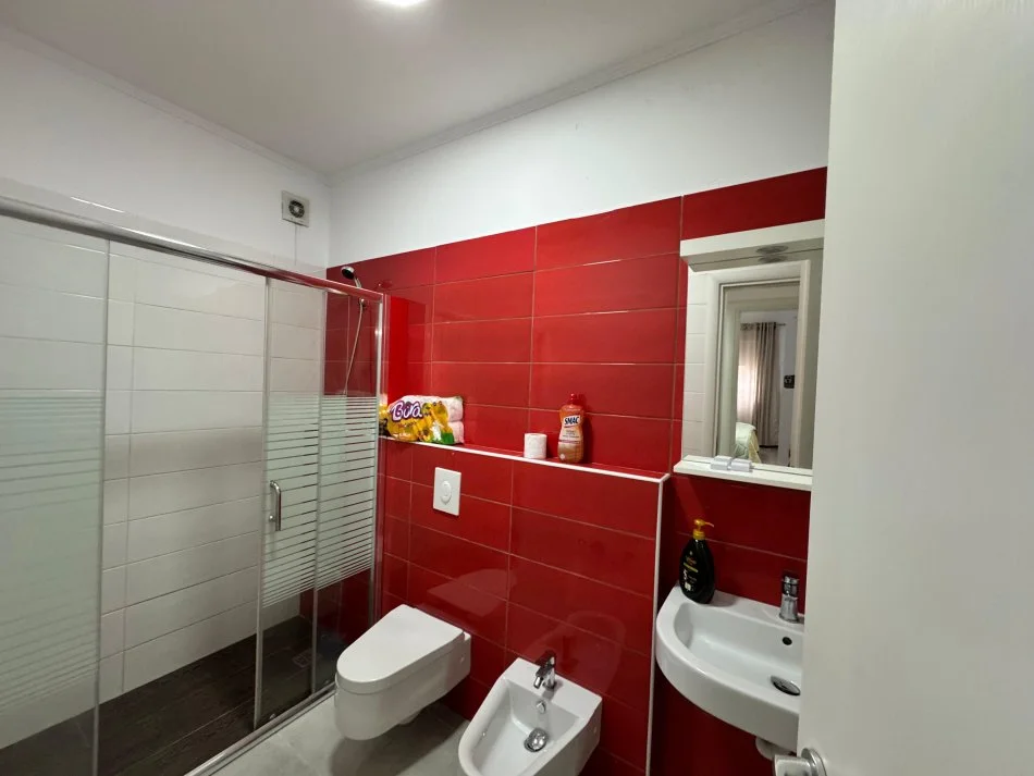 Tirane, jepet me qera apartament 1+1 Kati 4, 75 m² 550 € (Oxhaku)