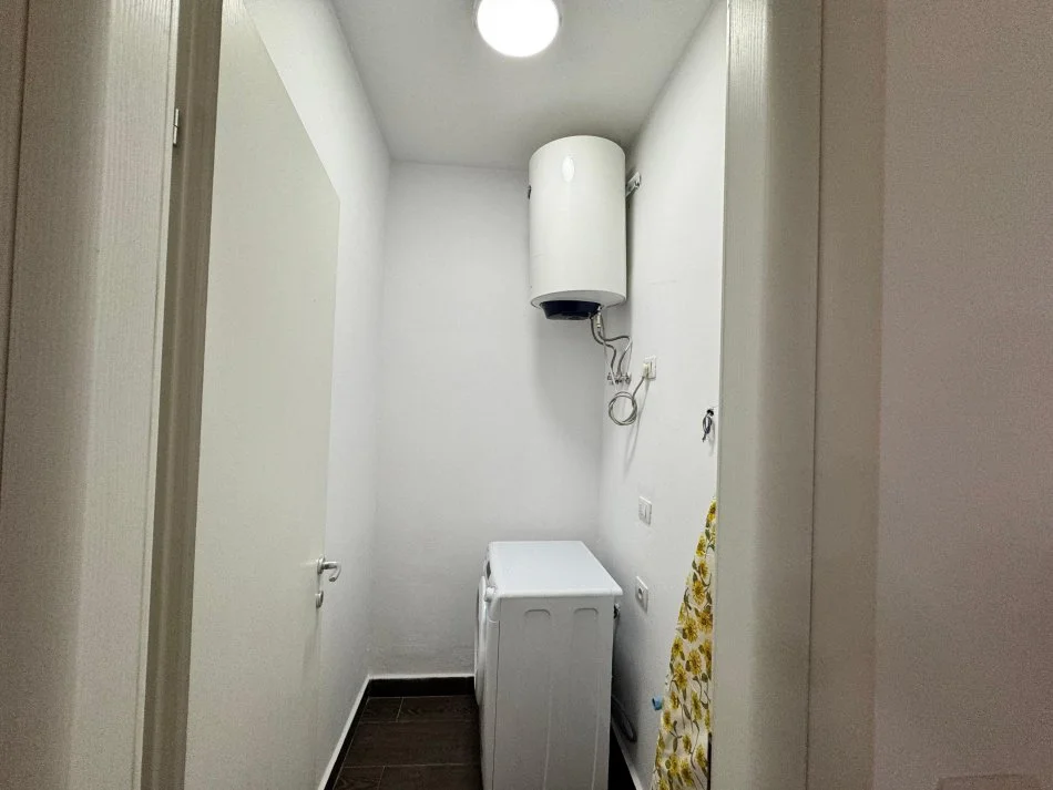 Tirane, jepet me qera apartament 1+1 Kati 4, 75 m² 550 € (Oxhaku)
