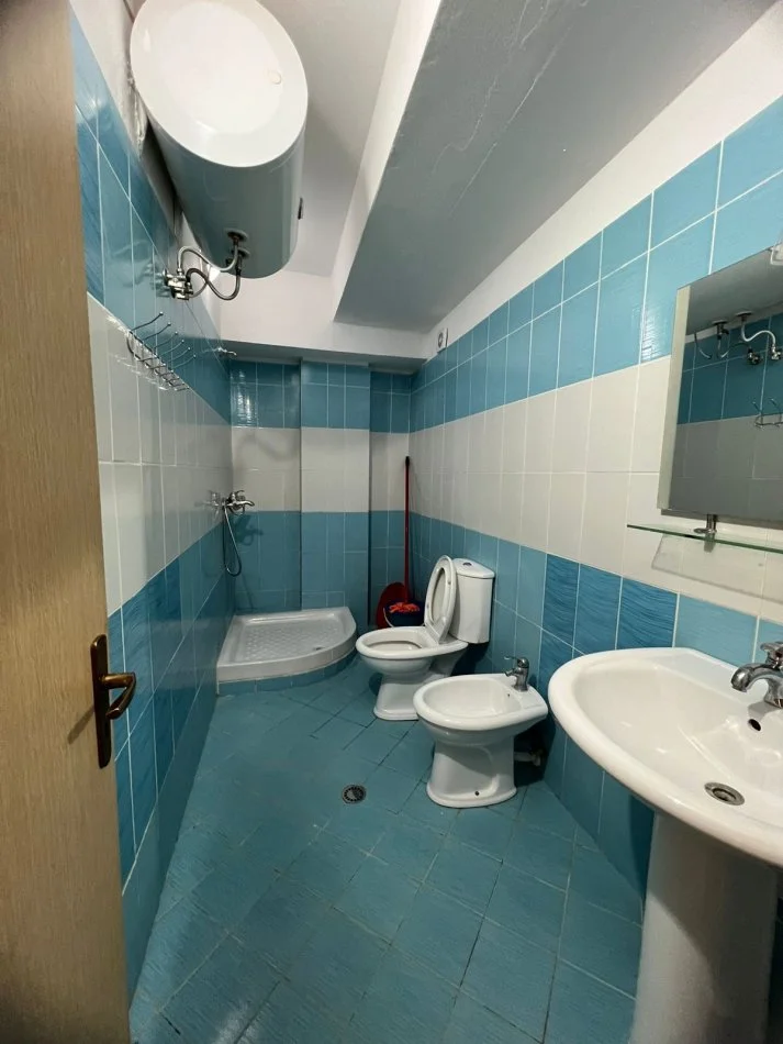 Durres, jepet me qera apartament 2+1+Aneks+Ballkon Kati 4, 100 m² 400 € (Rruga Pavaresia, Plazh)