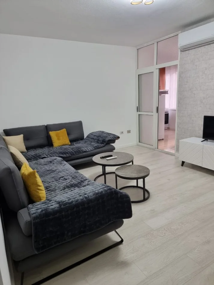 Tirane, jepet me qera apartament 1+1+Ballkon Kati 3, 63 m² 650 € (komuna e parisit)