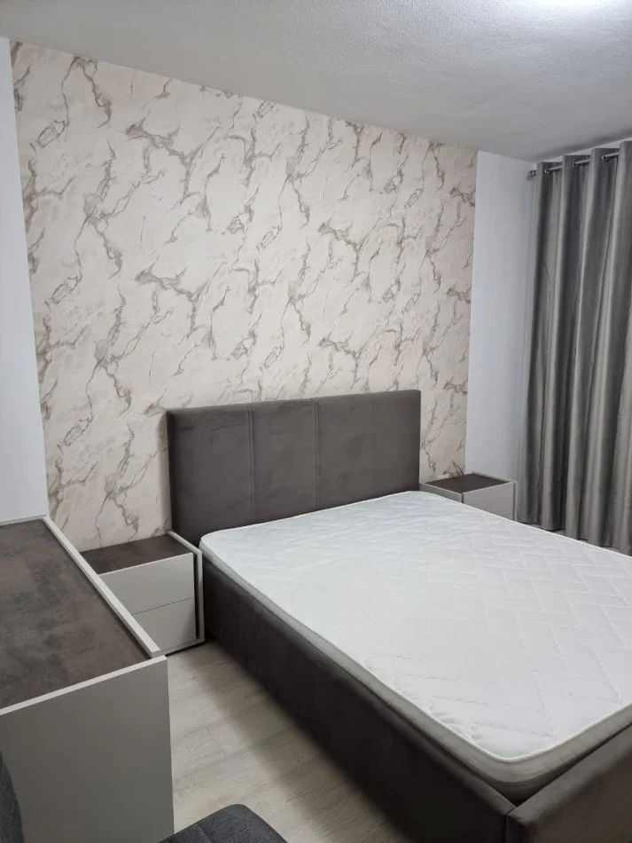 Tirane, jepet me qera apartament 1+1+Ballkon Kati 3, 63 m² 650 € (komuna e parisit)