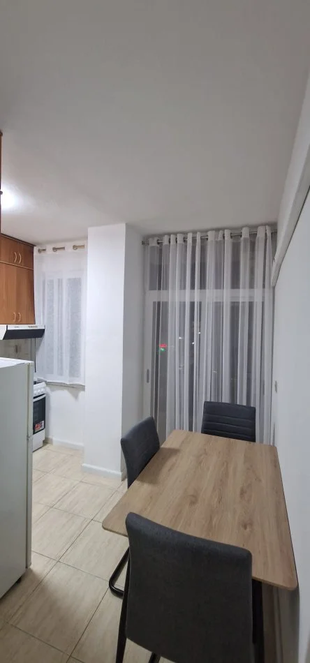 Tirane, jepet me qera apartament 1+1+Ballkon Kati 3, 63 m² 650 € (komuna e parisit)