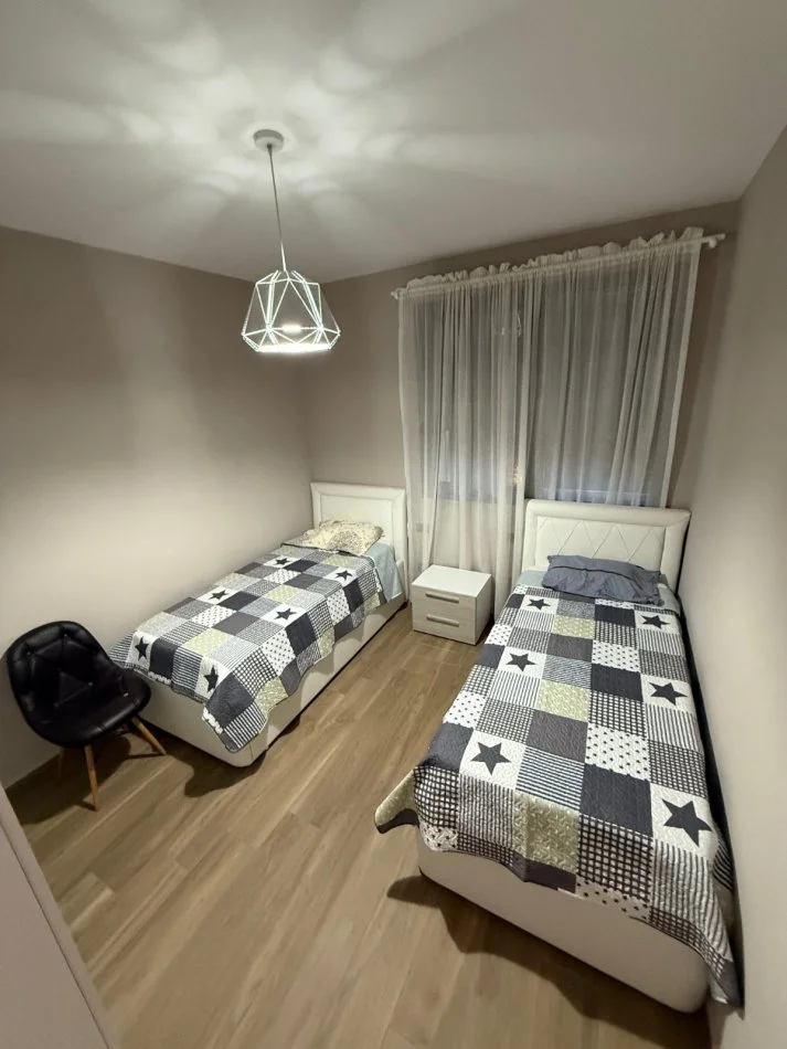 Tirane, jepet me qera apartament 2+1+Ballkon Kati 0, 110 m² 1.700 € (TEG)