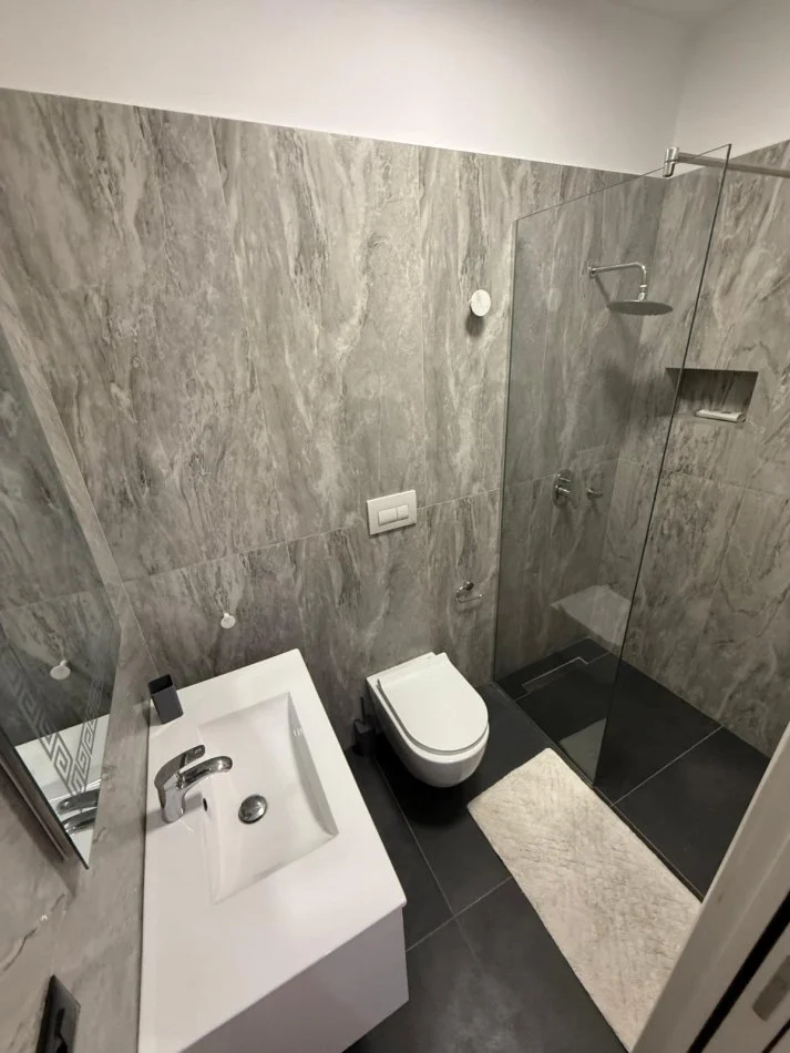 Tirane, jepet me qera apartament 2+1+Ballkon Kati 0, 110 m² 1.700 € (TEG)