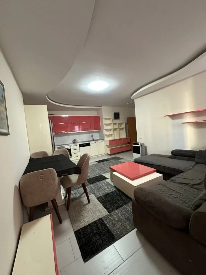 Tirane, jepet me qera apartament 3+1+Aneks+Ballkon Kati 2, 109 m² 450 € (Kthesa e Kamzes (Pallatet E verdha))
