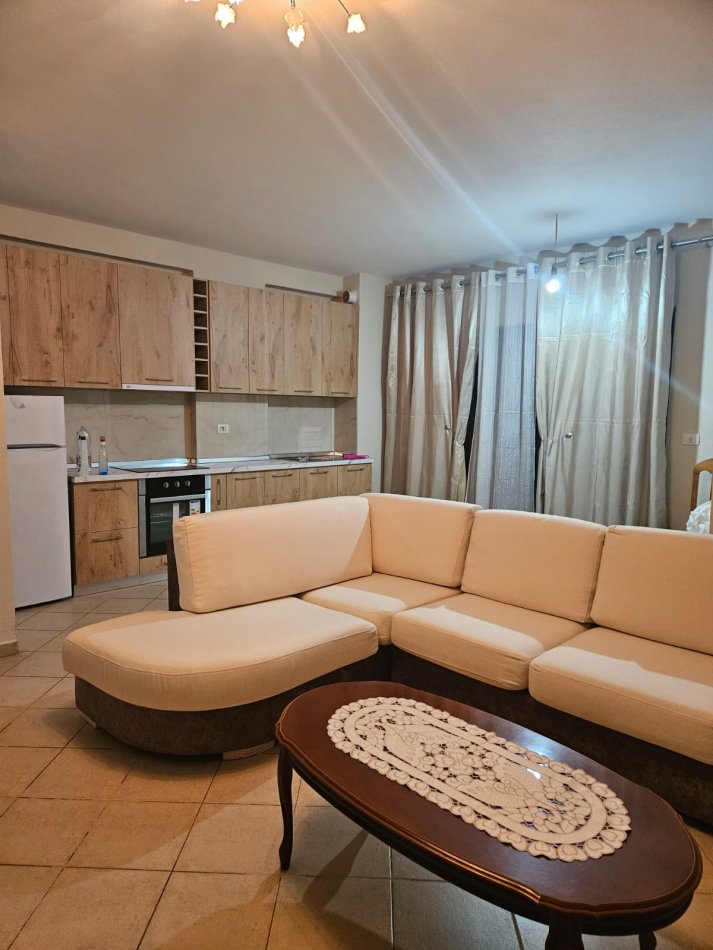 Tirane, jepet me qera apartament 1+1 Kati 4, 450 € (komuna parisit)