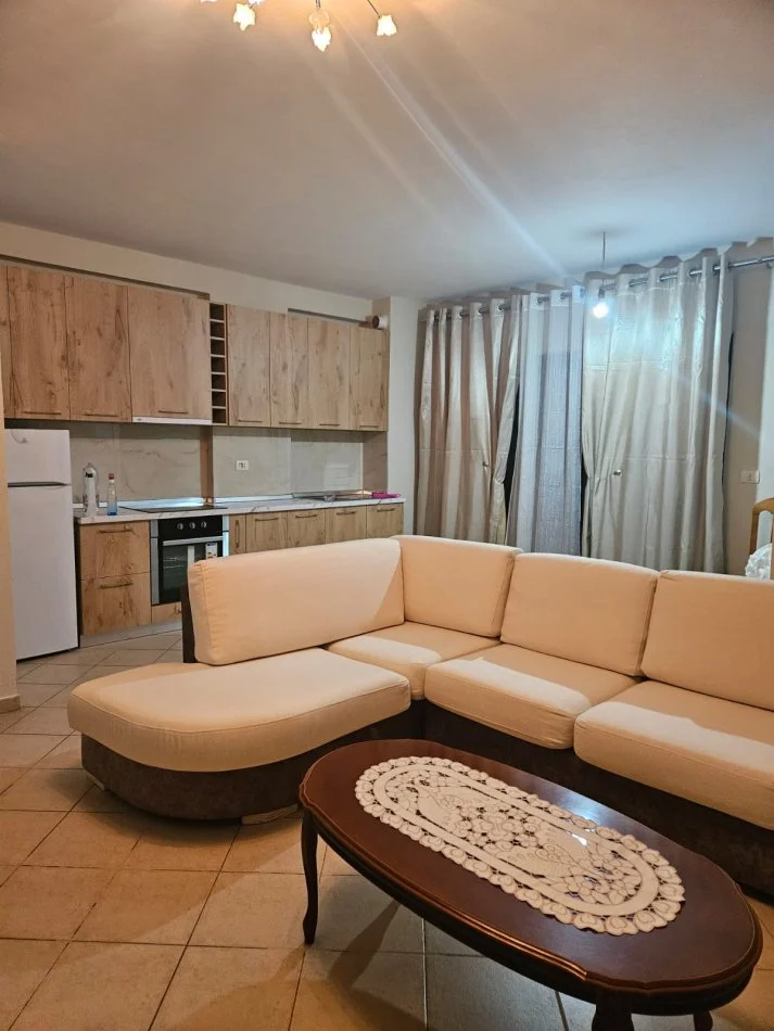 Tirane, jepet me qera apartament 1+1 Kati 4, 450 € (komuna parisit)