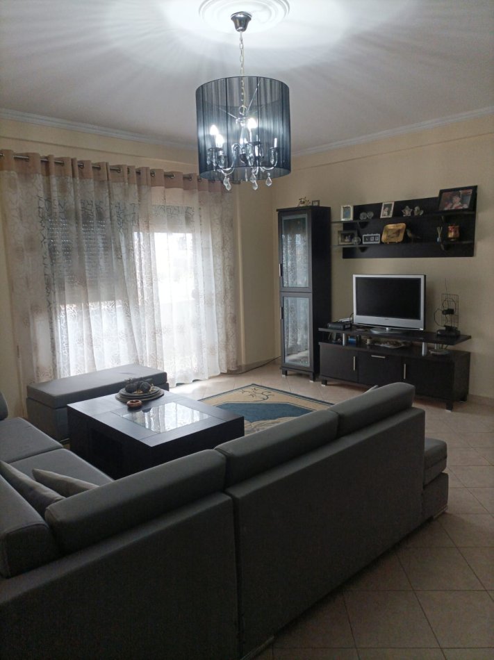 Tirane, jepet me qera apartament 3+1+Ballkon Kati 4, 98 m² 500 € (porcelan)