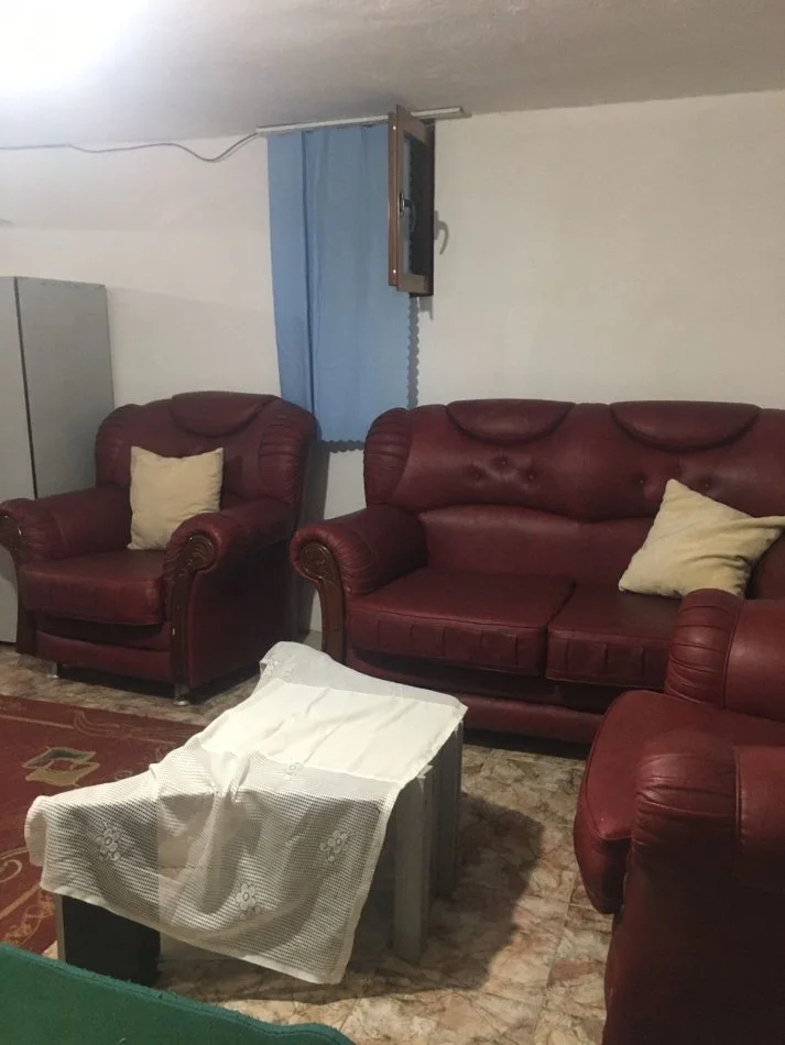 Tirane, jepet me qera shtepi 1+1+Aneks+Ballkon Kati 1, te Kodra e Priftit