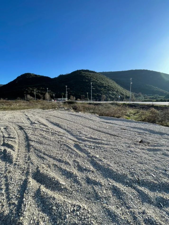 Fier, shitet toke , 4.000 m² 200.000 € (Autostrada Levan-Tepelen)