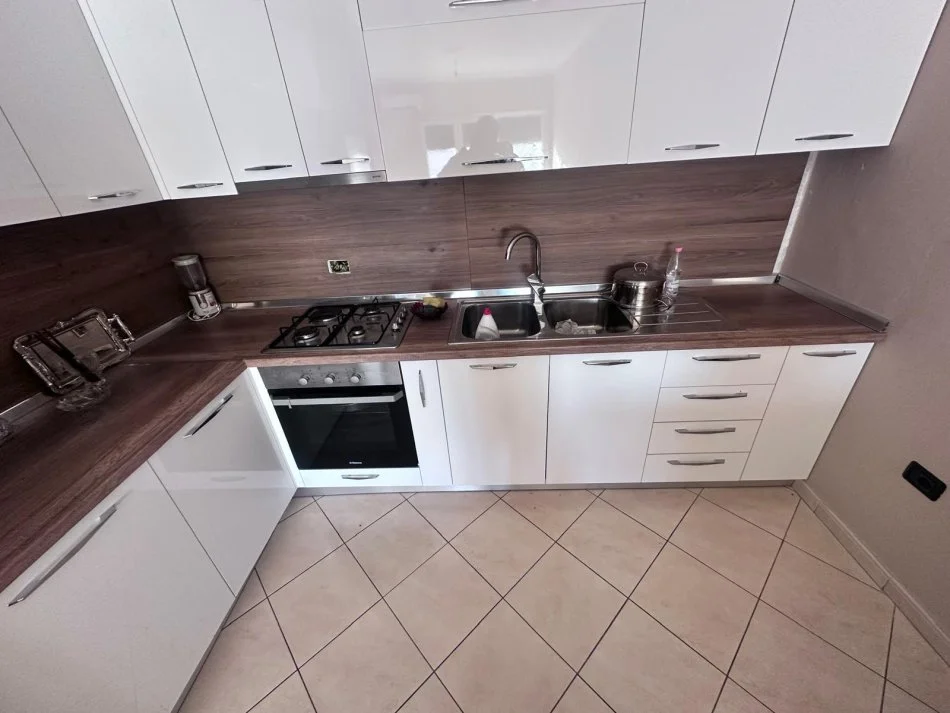 Durres, jepet me qera apartament 2+1+Aneks+Ballkon Kati 6, 90 m² 450 € (Vollga)