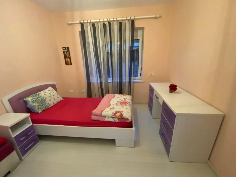 Tirane, jepet me qera apartament 4+1+Aneks+Ballkon Kati 1, 120 m² 820 € (RRUGA TEFTA TASHKO)