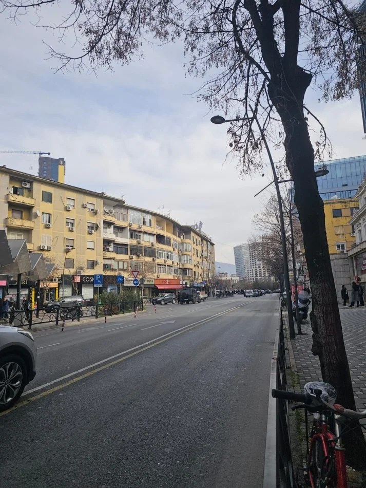 Tirane, jepet me qera ambjent biznesi Kati 0, 46 m² 1.000 € (Rruga e Durrsit)