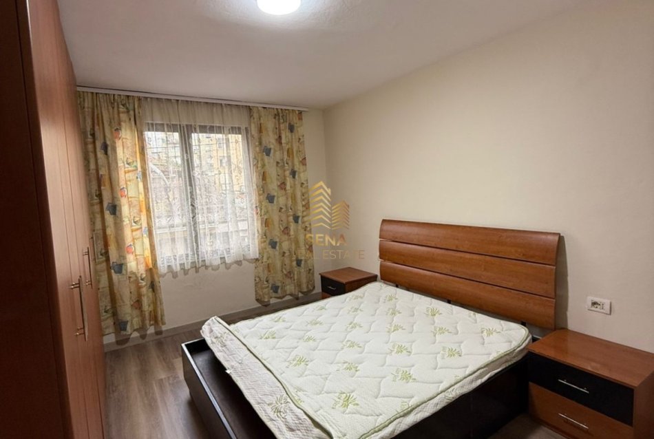 Tirane, jepet me qera apartament 1+1+Ballkon Kati 2, 85 m² 500 € (Rruga Mine Peza)