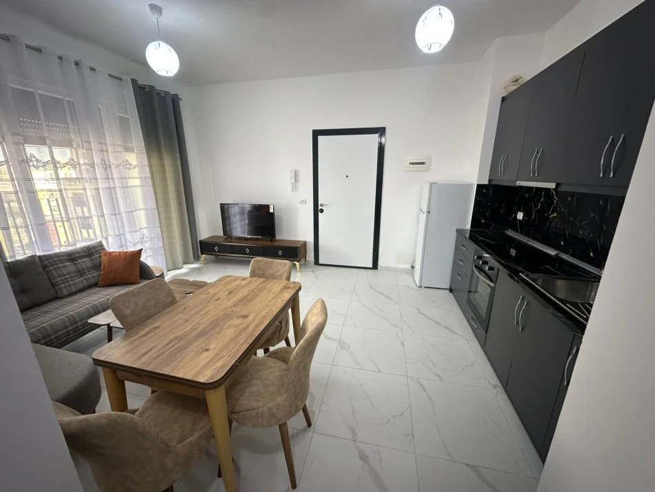 Tirane, jepet me qera apartament 1+1 Kati 8, 65 m² 500 € (ish fusha aviacionit)