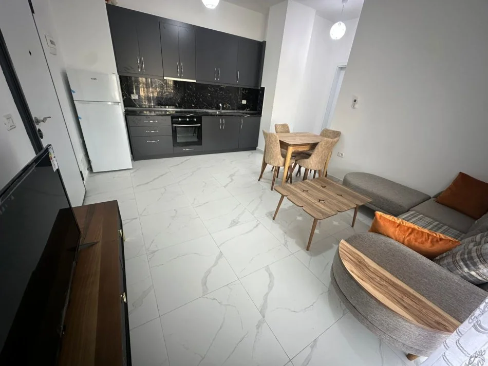 Tirane, jepet me qera apartament 1+1 Kati 8, 65 m² 500 € (ish fusha aviacionit)