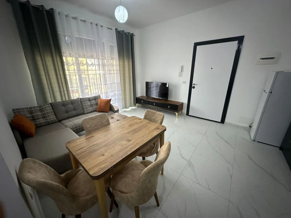 Tirane, jepet me qera apartament 1+1 Kati 8, 65 m² 500 € (ish fusha aviacionit)