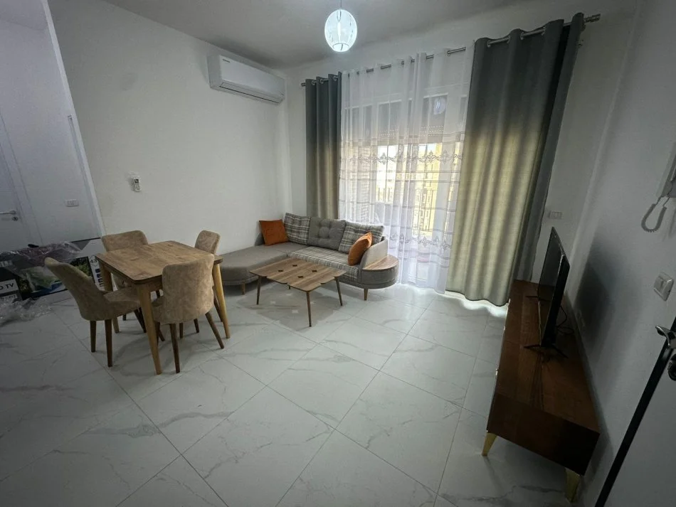 Tirane, jepet me qera apartament 1+1 Kati 8, 65 m² 500 € (ish fusha aviacionit)