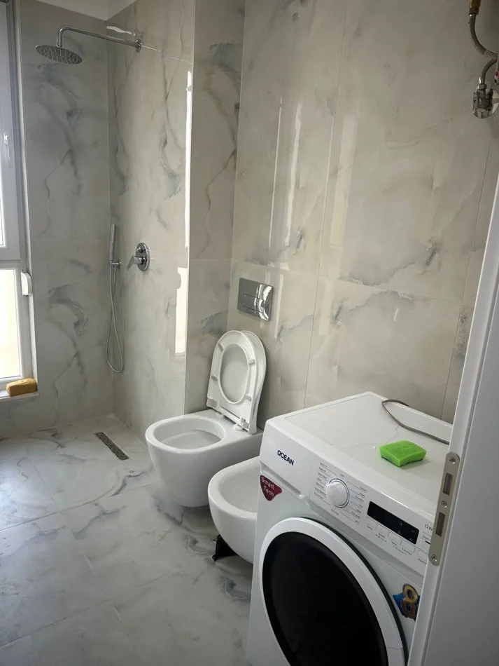 Tirane, jepet me qera apartament 1+1 Kati 8, 65 m² 500 € (ish fusha aviacionit)