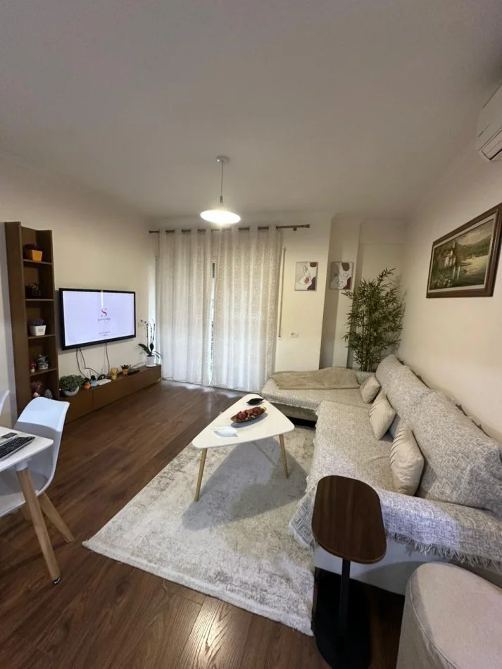 Tirane, jepet me qera apartament 1+1+Ballkon Kati 4, 65 m² 650 € (Komuna e Parisit)