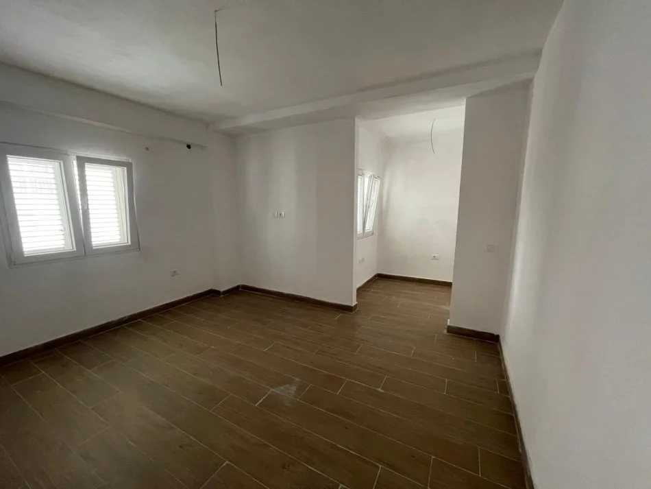 Tirane, shitet apartament 1+1+Ballkon Kati 4, 70 m² 119.374 € (Selit)