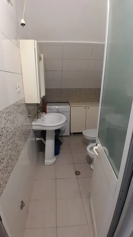 Tirane,  Apartament 1+1 me qira  Kati 5, 57 m² 270 € (Rruga Thesarit)