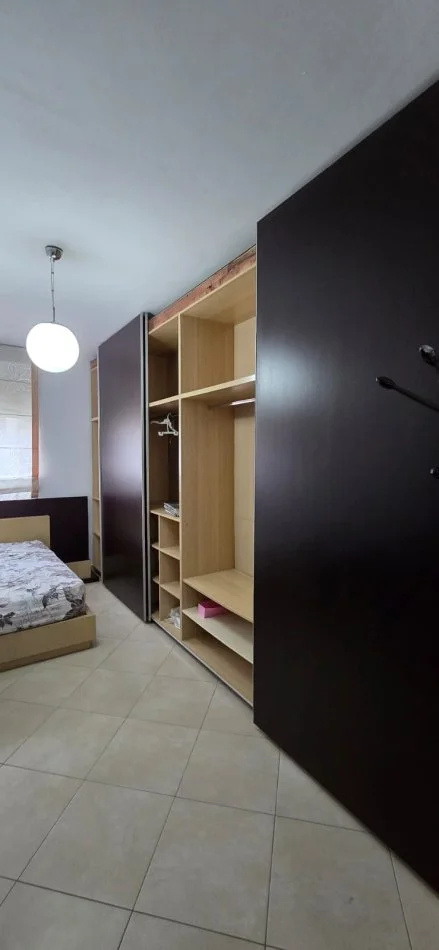 Tirane, jepet me qera apartament 1+1+Ballkon Kati 5, 54 m² 400 € (engjell mashi)