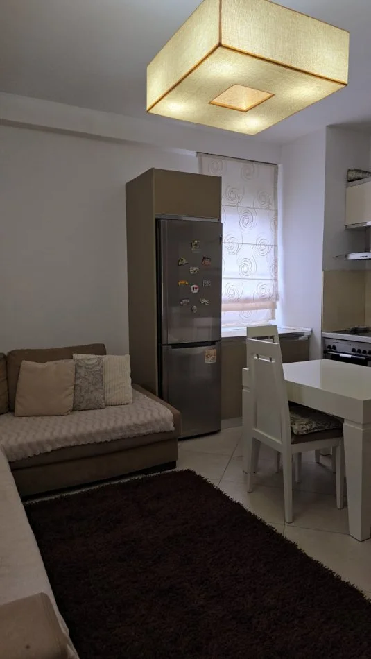 Tirane, jepet me qera apartament 1+1+Ballkon Kati 5, 54 m² 400 € (engjell mashi)