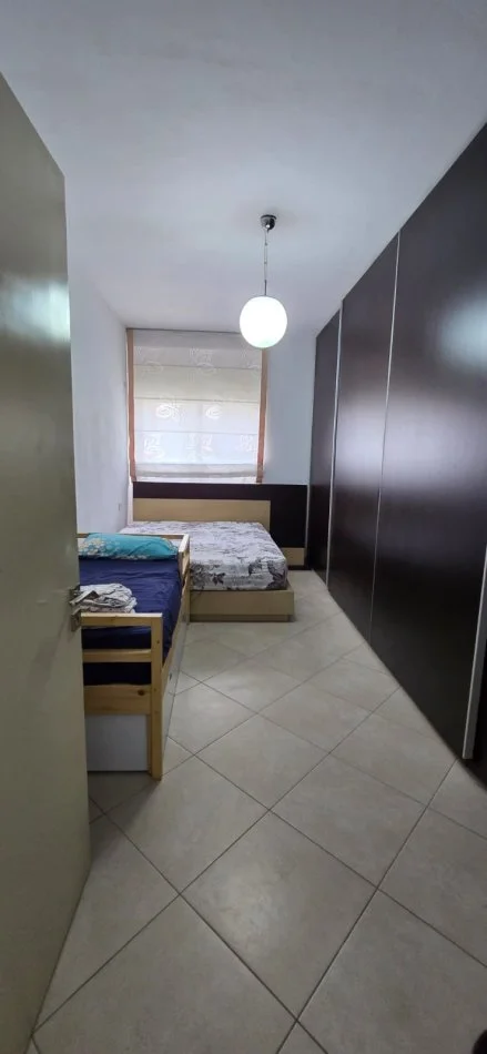 Tirane, jepet me qera apartament 1+1+Ballkon Kati 5, 54 m² 400 € (engjell mashi)