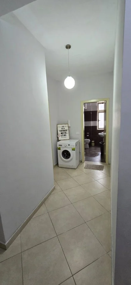 Tirane, jepet me qera apartament 1+1+Ballkon Kati 5, 54 m² 400 € (engjell mashi)