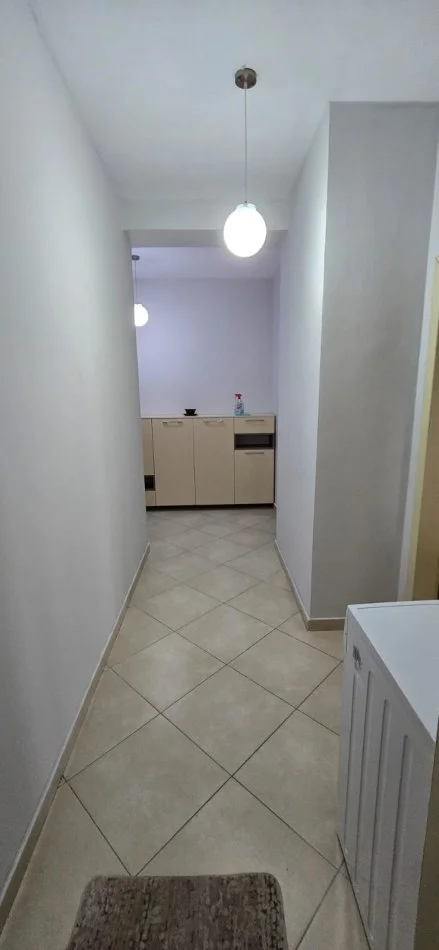Tirane, jepet me qera apartament 1+1+Ballkon Kati 5, 54 m² 400 € (engjell mashi)