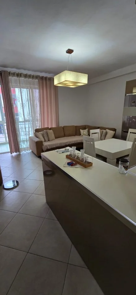 Tirane, jepet me qera apartament 1+1+Ballkon Kati 5, 54 m² 400 € (engjell mashi)