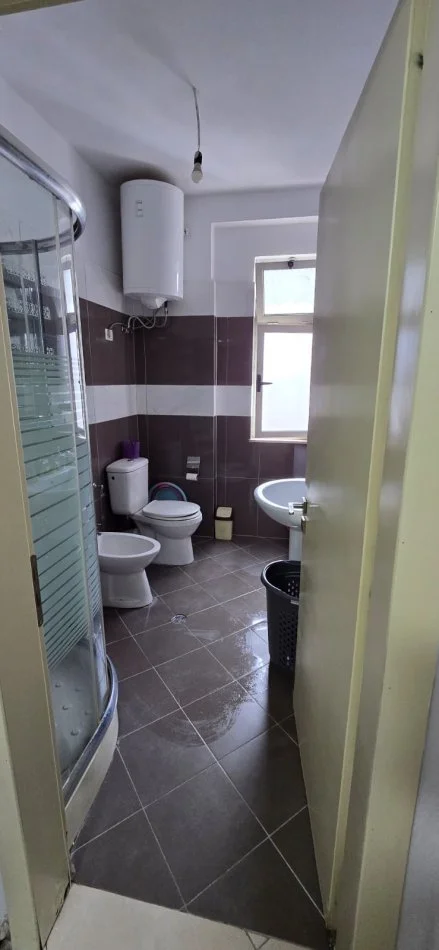 Tirane, jepet me qera apartament 1+1+Ballkon Kati 5, 54 m² 400 € (engjell mashi)