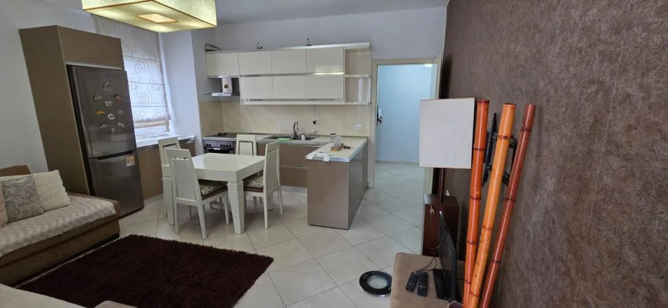 Tirane, jepet me qera apartament 1+1+Ballkon Kati 5, 54 m² 400 € (engjell mashi)