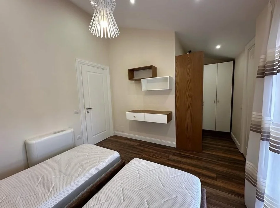 Tirane, jepet me qera apartament 3+1+Aneks+Ballkon Kati 3, 200 m² 1.500 € (TEG)