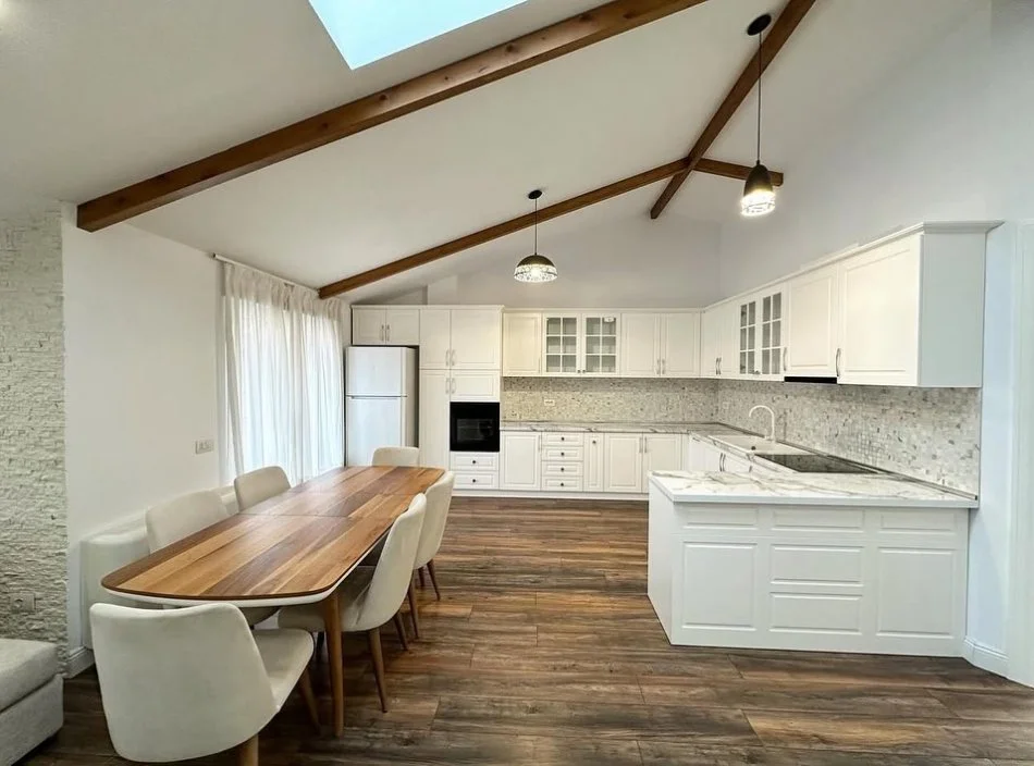 Tirane, jepet me qera apartament 3+1+Aneks+Ballkon Kati 3, 195 m² 1.500 € (TEG)