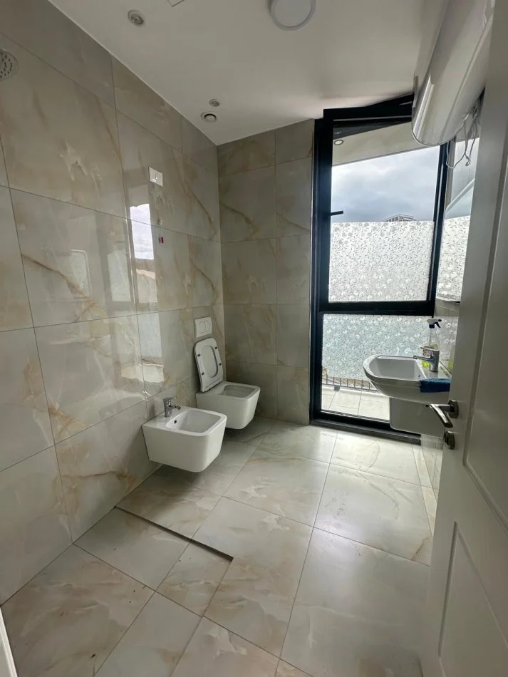 Tirane, jepet me qera ambjent biznesi Kati 2, 130 m² 1.500 € (Liqeni Artificial)