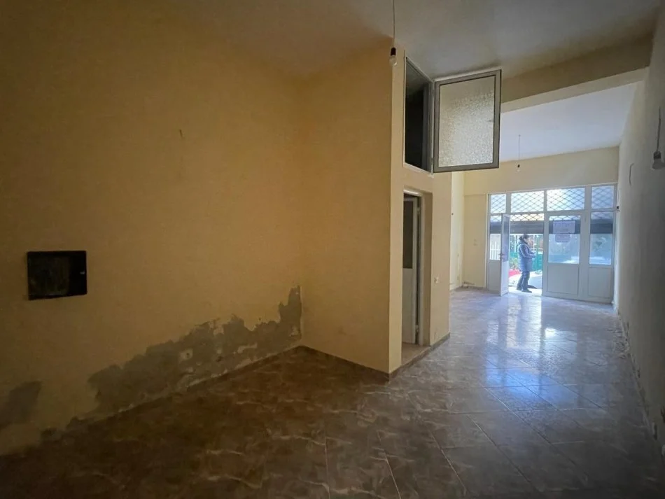 Vlore, shitet dyqan Kati 1, 35 m² 65.000 € (Lungomare)