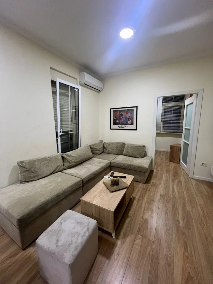Tirane, jepet me qera apartament 2+1 Kati 3, 70 m² 600 € (Rruga e Barrikadave)