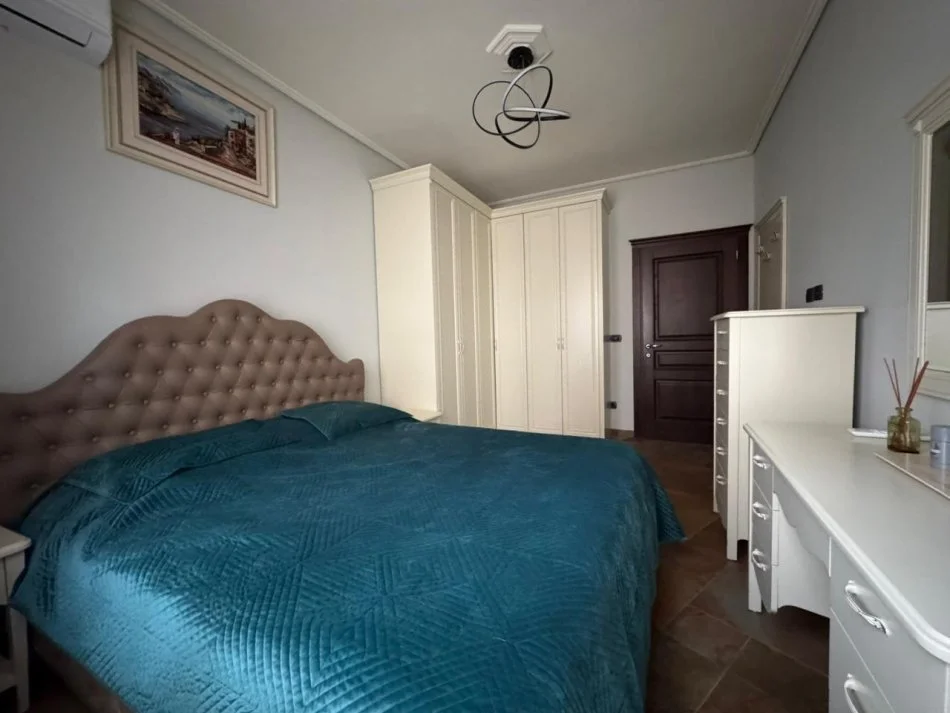 Tirane, jepet me qera apartament 3+1+Aneks+Ballkon Kati 2, 116 m² 1.300 € (Qender)