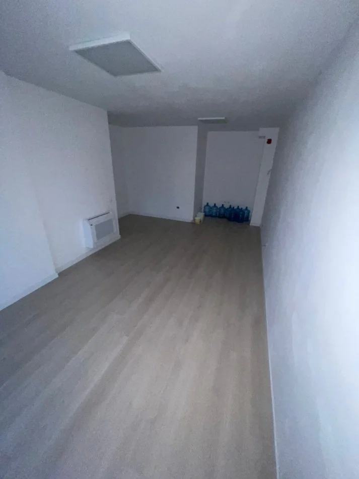 Tirane, jepet me qera apartament 2+1+Ballkon Kati 1, 97 m² 750 € (Garden Building)
