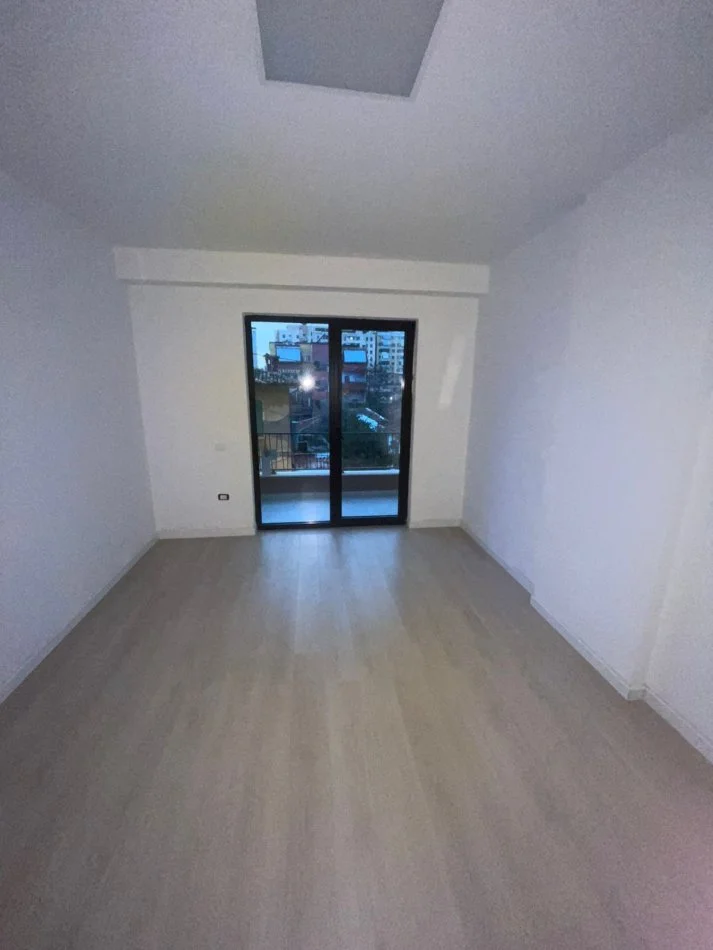 Tirane, jepet me qera apartament 2+1+Ballkon Kati 1, 97 m² 750 € (Garden Building)