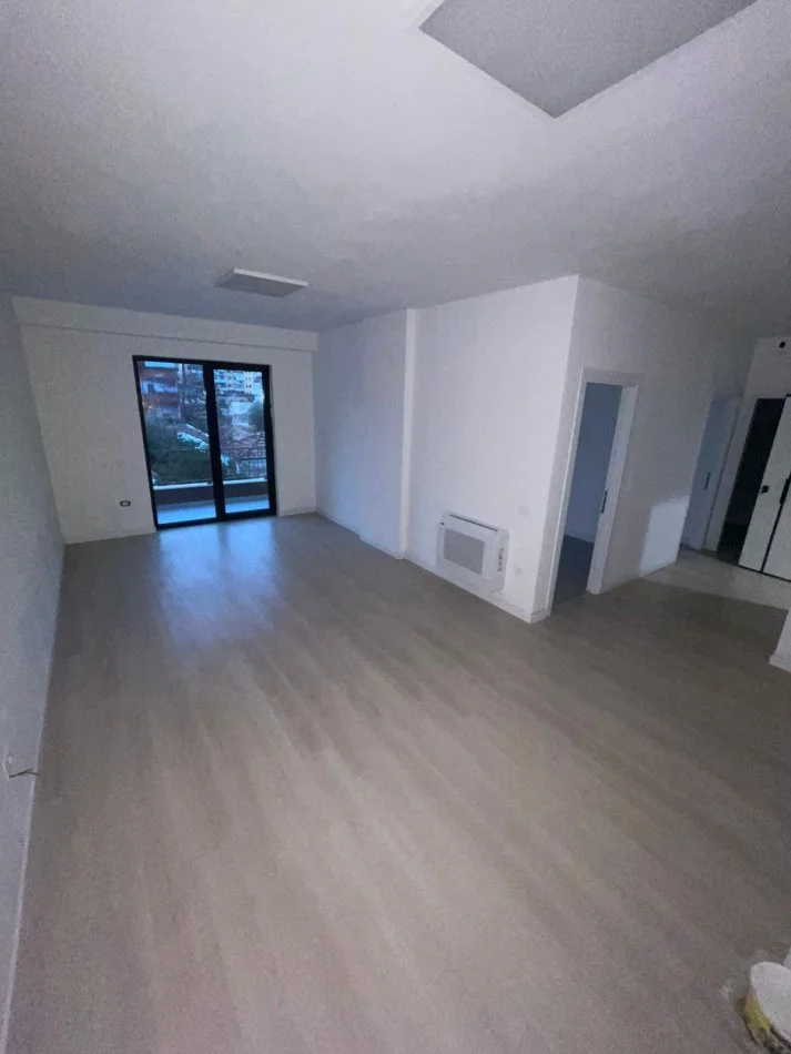Tirane, jepet me qera apartament 2+1+Ballkon Kati 1, 97 m² 750 € (Garden Building)
