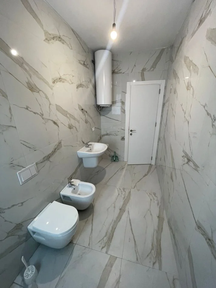 Tirane, jepet me qera zyre Kati 1, 100 m² 750 € (Garden Building)