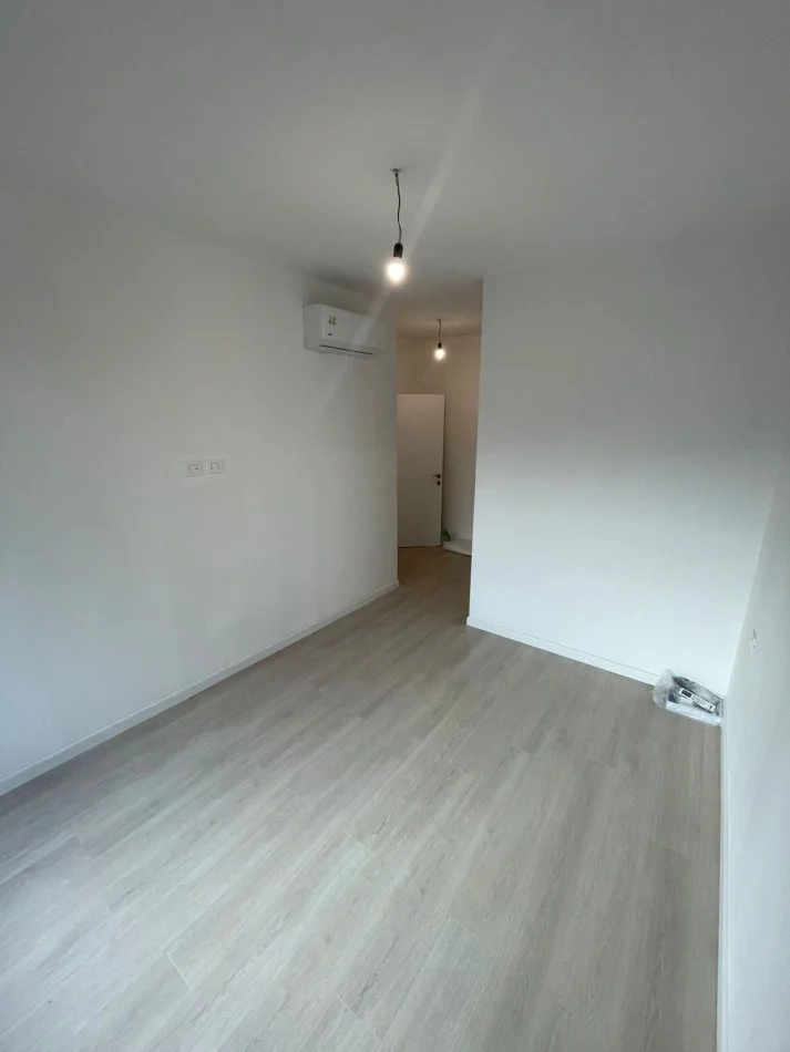Tirane, jepet me qera zyre Kati 1, 100 m² 750 € (Garden Building)