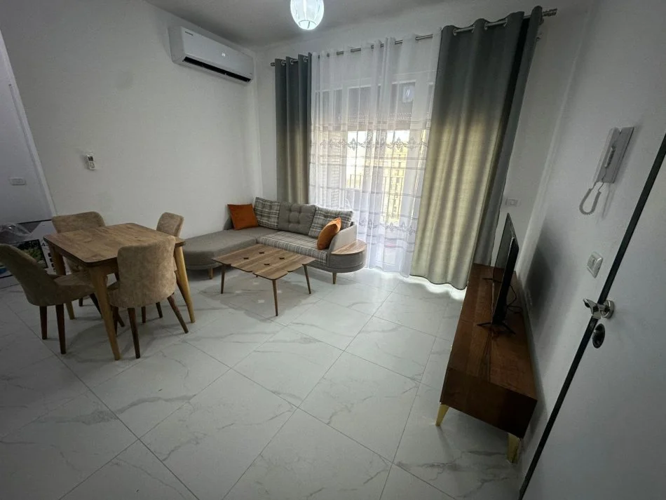 Tirane, jepet me qera apartament 1+1 Kati 8, 65 m² 500 € 