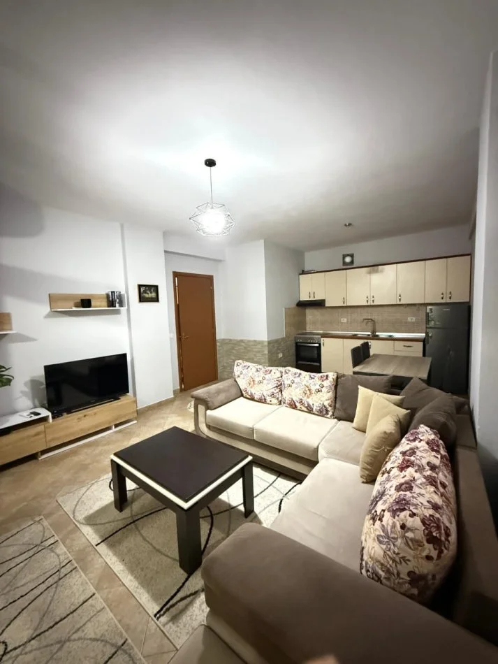 Tirane, jepet me qera apartament 1+1+Ballkon Kati 4, 65 m² 450 € 