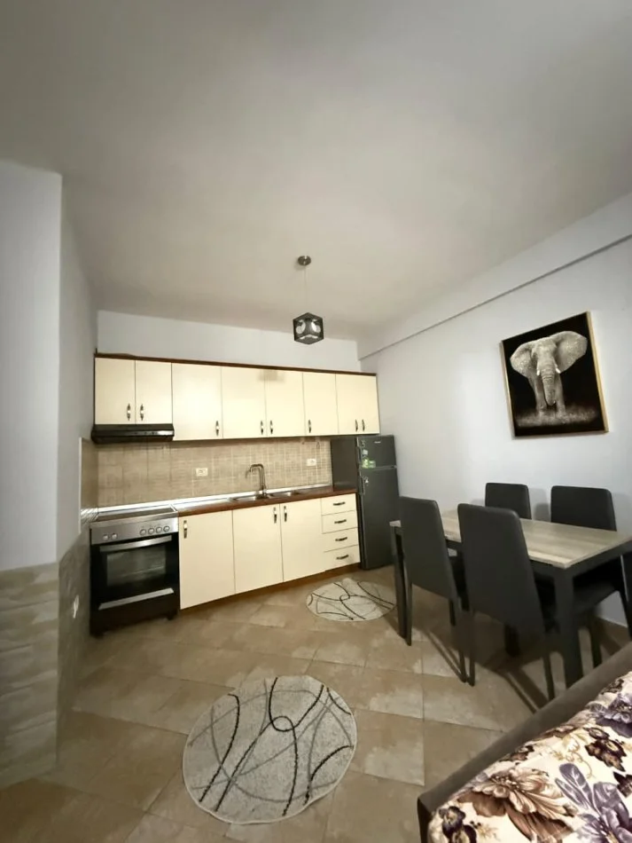 Tirane, jepet me qera apartament 1+1+Ballkon Kati 4, 65 m² 450 € 