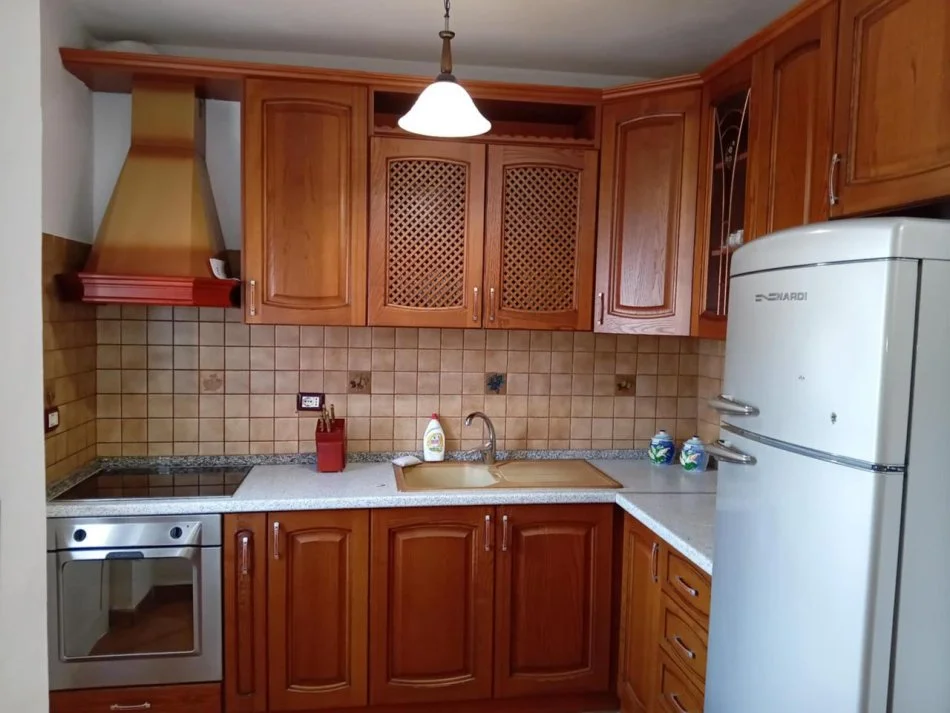 Tirane, jepet me qera apartament 3+1 Kati 5, 100 m² 550 € 